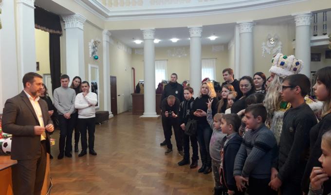 Діти Сватівщини побували на обласному святі до Дня Святого Миколая Діти Сватівщини побували на обласному святі до Дня Святого Миколая