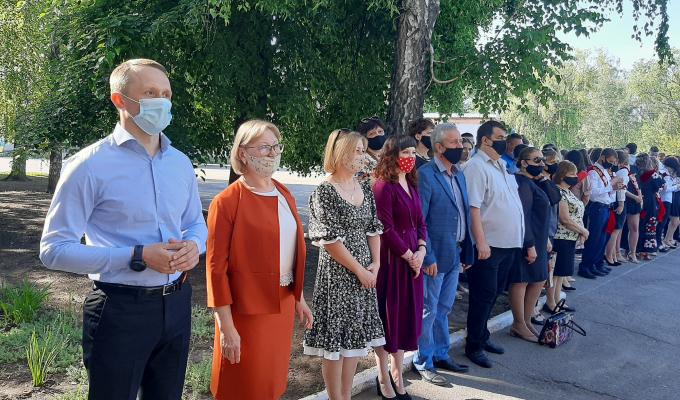 Цього тижня у навчальних закладах територіальних громад Сватівського району відбуваються урочистості з нагоди Свята останнього дзвоника Цього тижня у навчальних закладах територіальних громад Сватівського району відбуваються урочистості з нагоди Свята останнього дзвоника