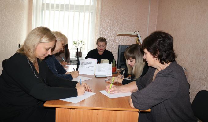 Працівники райдержадміністрації писали Всеукраїнський диктант національної єдності Працівники райдержадміністрації писали Всеукраїнський диктант національної єдності