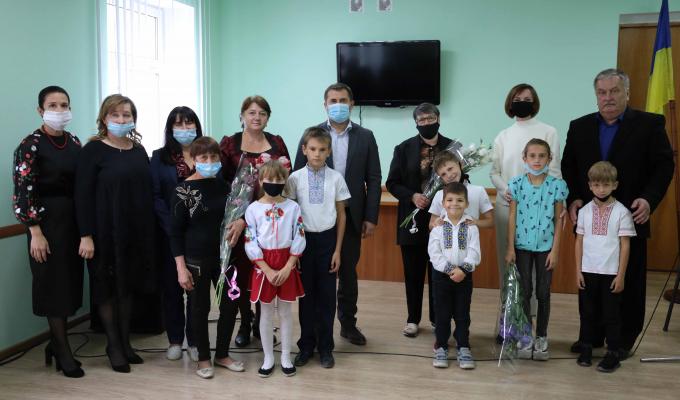 Ніякими грошима не оцінити ваш батьківський подвиг, - Сергій Гайдай подякував прийомним батькам за посмішки їх вихованців Ніякими грошима не оцінити ваш батьківський подвиг, - Сергій Гайдай подякував прийомним батькам за посмішки їх вихованців