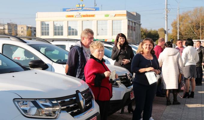 Для Мілуватської амбулаторії передали новий автомобіль Для Мілуватської амбулаторії передали новий автомобіль