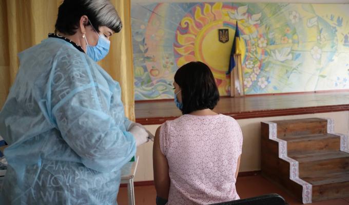 В області активно триває вакцинація освітян – від коронавірусу щеплено 65 % працівників освіти Сєвєродонецької громади В області активно триває вакцинація освітян – від коронавірусу щеплено 65 % працівників освіти Сєвєродонецької громади
