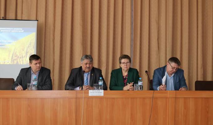 Обговорені нагальні питання розвитку аграрного сектору Луганської області Обговорені нагальні питання розвитку аграрного сектору Луганської області