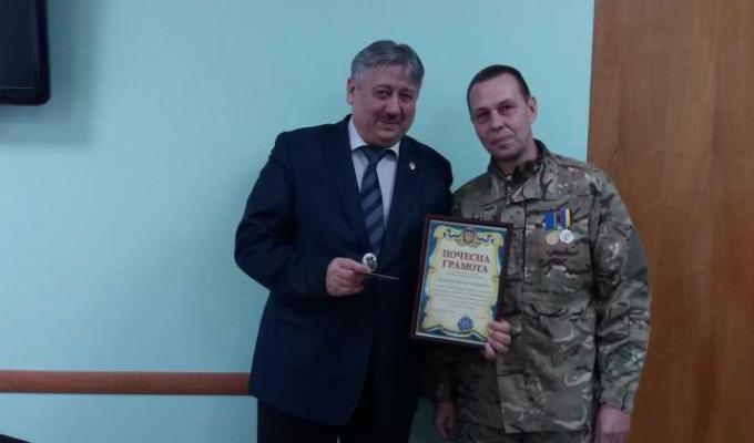 Голову Сватівської райдержадміністрації Мухтарова Д.Х. нагородили Нагрудним знаком «Волонтер України» та Почесною грамотою Голову Сватівської райдержадміністрації Мухтарова Д.Х. нагородили Нагрудним знаком «Волонтер України» та Почесною грамотою