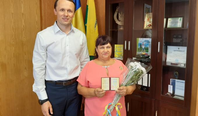 Олена Новік з с. Полтава Нижньодуванської селищної ради отримала почесне звання «Мати-героїня» Олена Новік з с. Полтава Нижньодуванської селищної ради отримала почесне звання «Мати-героїня»