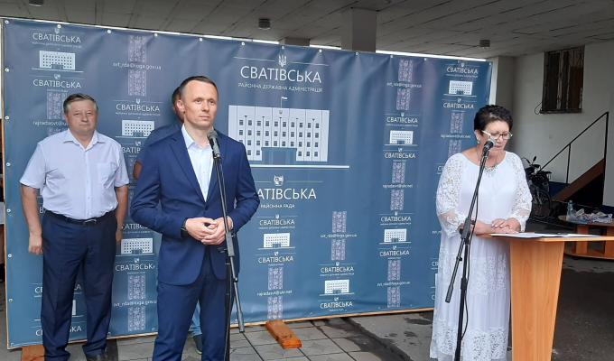 Сьогодні, 16 липня, у районному центрі відбувся урочистий захід, присвячений першій річниці утворення Сватівського району у нових межах, – малої батьківщини, частки великої України, дорогого серцю краю кожного, хто тут живе Сьогодні, 16 липня, у районному центрі відбувся урочистий захід, присвячений першій річниці утворення Сватівського району у нових межах, – малої батьківщини, частки великої України, дорогого серцю краю кожного, хто тут живе