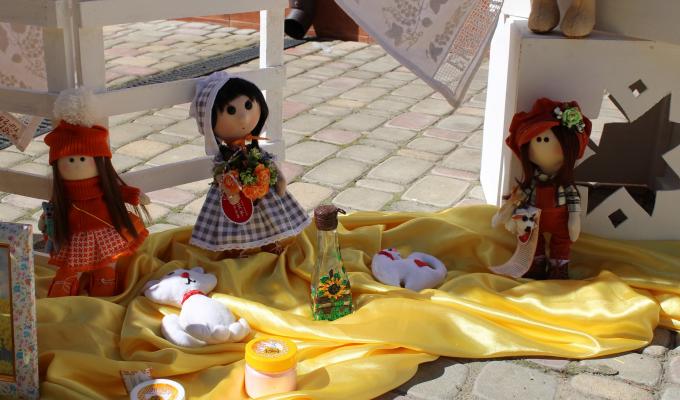 Сватівщина гідно представила виставку робіт декоративно-ужиткового мистецтва на обласному святі з нагоди Дня незалежності України Сватівщина гідно представила виставку робіт декоративно-ужиткового мистецтва на обласному святі з нагоди Дня незалежності України