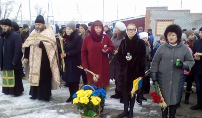 На Сватівщині вшанували пам’ять українців, які стали жертвами голодомору На Сватівщині вшанували пам’ять українців, які стали жертвами голодомору