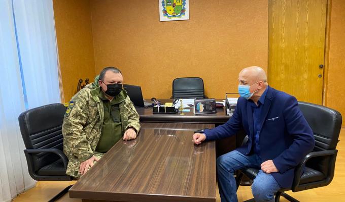 17 грудня голова райдержадміністрації Олег Сліпець провів робочу нараду з т.в.о начальника Сватівського районного територіального центру комплектування та соціальної підтримки Дмитром Коротким 17 грудня голова райдержадміністрації Олег Сліпець провів робочу нараду з т.в.о начальника Сватівського районного територіального центру комплектування та соціальної підтримки Дмитром Коротким