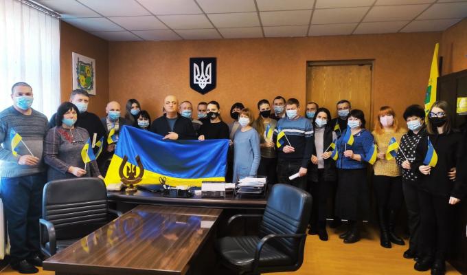 Колектив Сватівської райдержадміністрації долучився до заходів з нагоди Дня єднання Колектив Сватівської райдержадміністрації долучився до заходів з нагоди Дня єднання