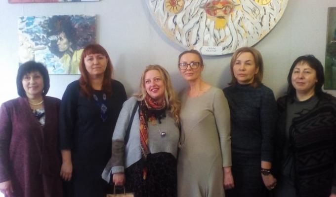 На Сватівщині працює виставка творчих робіт художниці Ольги Адам 