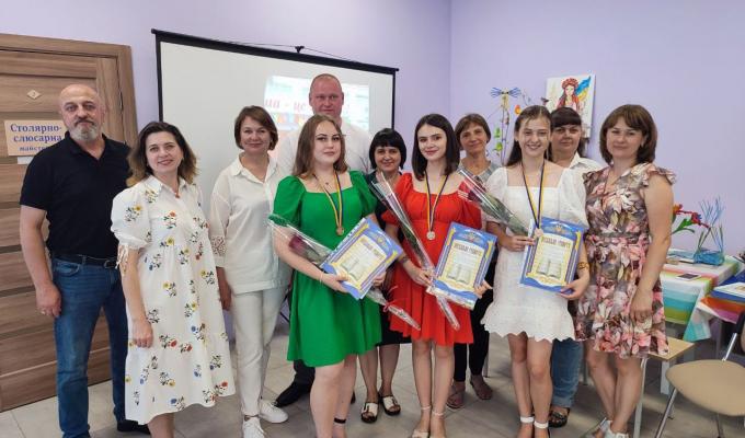 Випускники отримали свідоцтва про здобуття повної середньої освіти Випускники отримали свідоцтва про здобуття повної середньої освіти