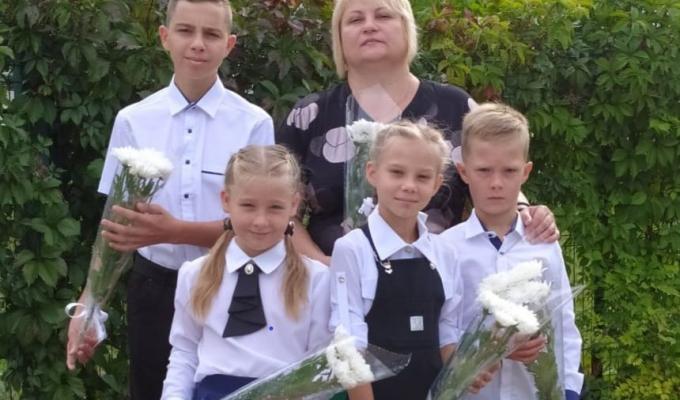 З окупованої Луганщини евакуювалася жінка з п'ятьма вихованцями дитячого будинку сімейного типу – росіяни забороняли їм вчитися в українській школі З окупованої Луганщини евакуювалася жінка з п'ятьма вихованцями дитячого будинку сімейного типу – росіяни забороняли їм вчитися в українській школі