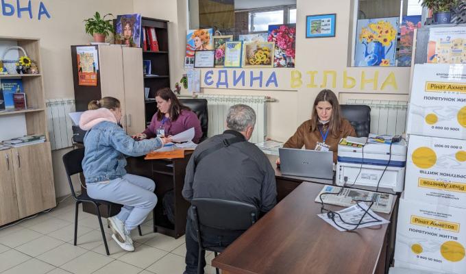 Протягом тижня понад 1000 внутрішньо переміщених луганчан отримали допомогу у гуманітарних хабах при громадах Сватівщини Протягом тижня понад 1000 внутрішньо переміщених луганчан отримали допомогу у гуманітарних хабах при громадах Сватівщини