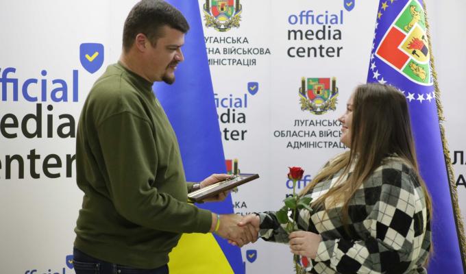 Відзнаку Президента України «За оборону України» сьогодні вручив очільник Луганщини Артем Лисогор волонтерці зі Сватівщини, Галині Піскун. Відзнаку Президента України «За оборону України» сьогодні вручив очільник Луганщини Артем Лисогор волонтерці зі Сватівщини, Галині Піскун.