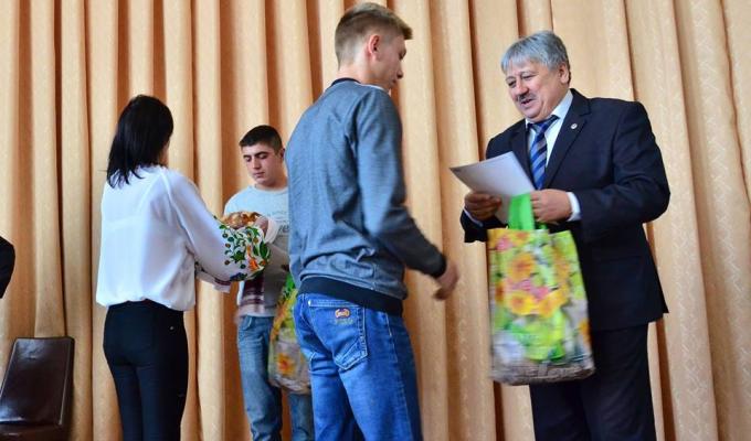 Сватівським парубкам влаштували урочисті проводи в армію Сватівським парубкам влаштували урочисті проводи в армію