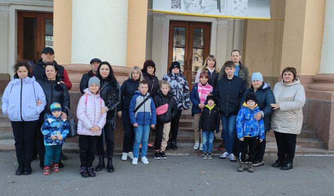 Діти та батьки ВПО з Луганщини відвідали мюзікл в Полтаві Діти та батьки ВПО з Луганщини відвідали мюзікл в Полтаві