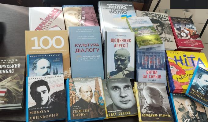 Книга – це зброя! Книга – це зброя!