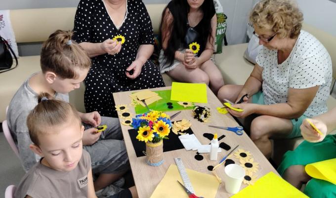 В гуманітарному хабі в м. Київ, роботою якого опікується Нижньодуванська селищна військова адміністрація відбувся майстер-клас по виготовленню квітів соняха В гуманітарному хабі в м. Київ, роботою якого опікується Нижньодуванська селищна військова адміністрація відбувся майстер-клас по виготовленню квітів соняха