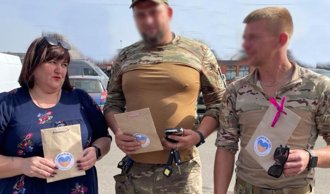 Сьогодні начальниця Коломийчиської військової адміністрації Галина Радченко разом із заступницею Людмилою Павловою зустрілися із військовими 77-ї бригади, щоб привітати захисників зі святом та передати їм подарунки від жителів Коломийчиської громади. Сьогодні начальниця Коломийчиської військової адміністрації Галина Радченко разом із заступницею Людмилою Павловою зустрілися із військовими 77-ї бригади, щоб привітати захисників зі святом та передати їм подарунки від жителів Коломийчиської громади.