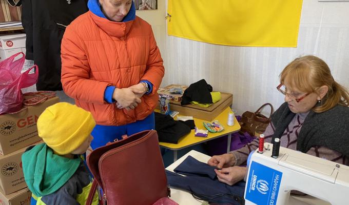 В Лозно-Олександрівському гуманітарному хабі працює соціальна швейна майстерня В Лозно-Олександрівському гуманітарному хабі працює соціальна швейна майстерня