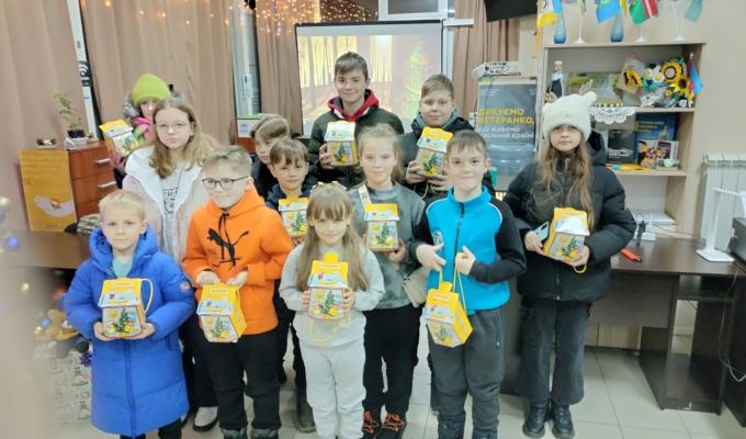 Різдвяне чудо для діток ВПО: перегляд мультфільму та новорічні подарунки Різдвяне чудо для діток ВПО: перегляд мультфільму та новорічні подарунки
