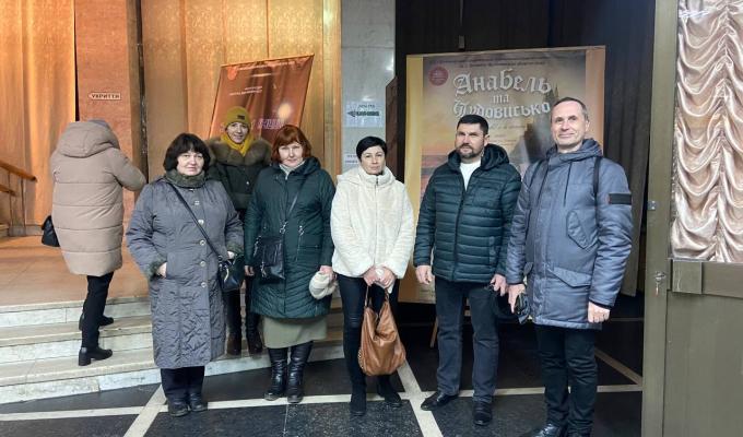 Жителі Луганщини у Житомирі відвідали виставу «Суто сімейна справа» Жителі Луганщини у Житомирі відвідали виставу «Суто сімейна справа»