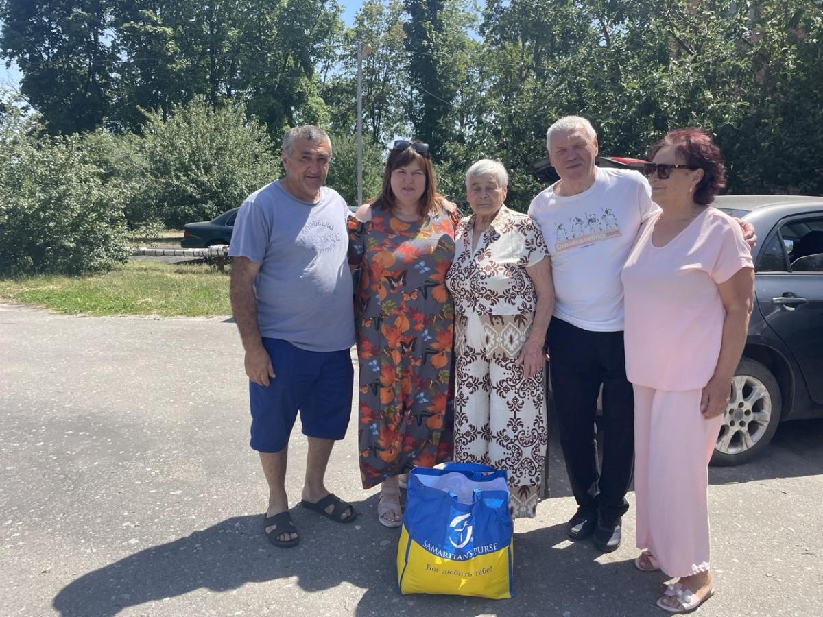 Гуманітарна допомога та діалог з людьми: візит до земляків  Начальниця Коломийчиської військової адміністрації Галина Радченко та її заступниця Людмила Павлова відвідали жителів Коломийчиської громади, які нині мешкають у селі Берестове Харківської області.