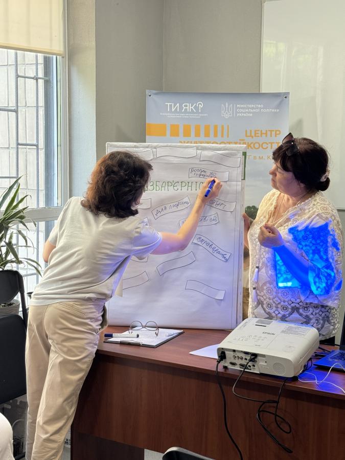 «Без бар’єрів»: щира розмова про доступність і повагу - у хабі «Луганщина моя», роботою якого опікується Нижньодуванська селищна військова адміністрація, відбулася інтерактивна лекція для людей поважного віку на тему «Без бар’єрів».
