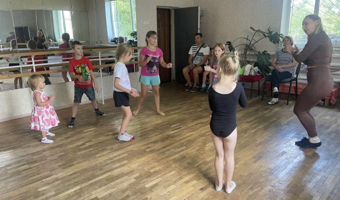 Продовжують формуватись групи хореографічного гуртка в гуманітарному хабі Лозно-Олександрівської селищної військової адміністрації Продовжують формуватись групи хореографічного гуртка в гуманітарному хабі Лозно-Олександрівської селищної військової адміністрації