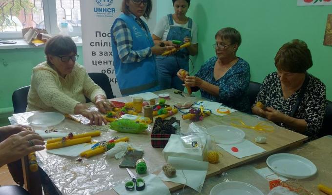 На базі гуманітарного хабу Білокуракинської селищної військової адміністрації в Житомирі відбувся майстер-клас по виготовленню свічок з вощини На базі гуманітарного хабу Білокуракинської селищної військової адміністрації в Житомирі відбувся майстер-клас по виготовленню свічок з вощини