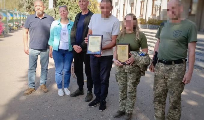 Голова Сватівської районної державної адміністрації Олег Сліпець зустрівся з військовими, які несуть службу на Лиманському напрямку, привітав з Днем захисників та захисниці, вручив подяки та передав смаколики від мешканців громад Сватівщини. Голова Сватівської районної державної адміністрації Олег Сліпець зустрівся з військовими, які несуть службу на Лиманському напрямку, привітав з Днем захисників та захисниці, вручив подяки та передав смаколики від мешканців громад Сватівщини.