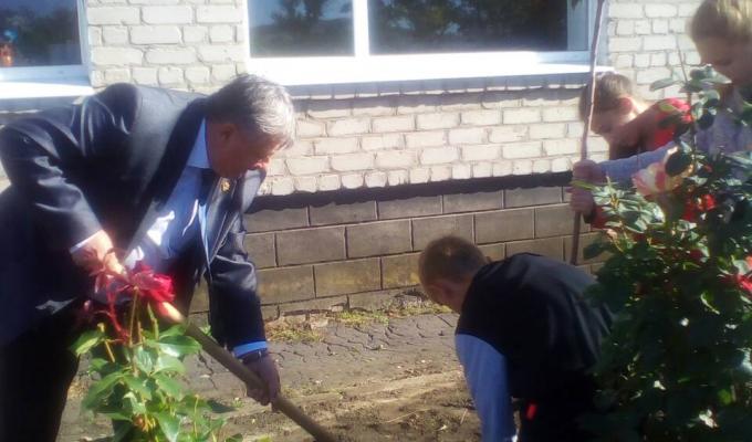 Дмитро Мухтаров садив японські сакури Дмитро Мухтаров садив японські сакури