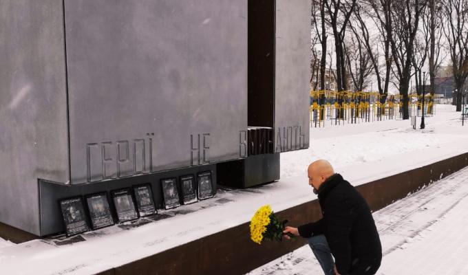 Сьогодні ми зупиняємося, щоб вшанувати пам’ять тих, хто віддав своє життя, захищаючи нашу свободу. Сьогодні ми зупиняємося, щоб вшанувати пам’ять тих, хто віддав своє життя, захищаючи нашу свободу.