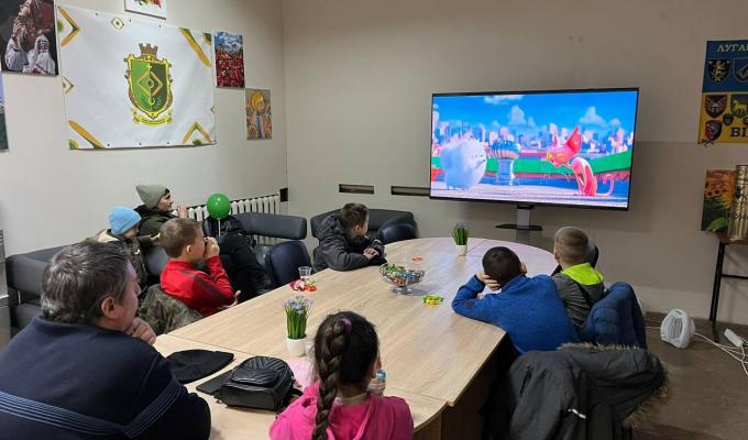 Нова ініціатива для діток: у гуманітарному хабі Лозно-Олександрівській СВА щосуботи показують мультфільми Нова ініціатива для діток: у гуманітарному хабі Лозно-Олександрівській СВА щосуботи показують мультфільми