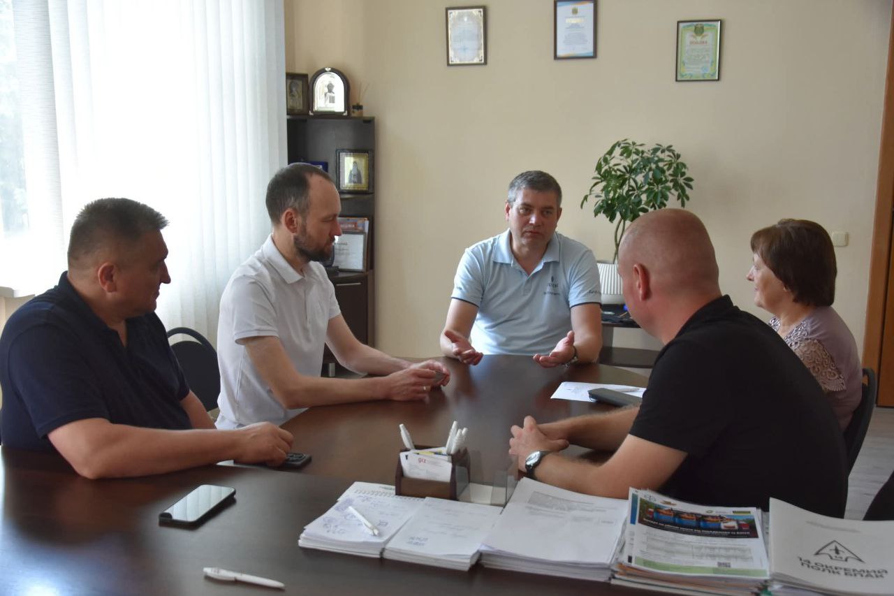 Співпраця заради підтримки: у Пирятинській громаді обговорили інтеграцію ВПО зі Сватівщини