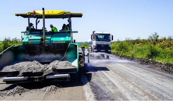 Велике будівництво: на дорозі від Євсуга до Мілового розпочинають укладання верхнього шару асфальту