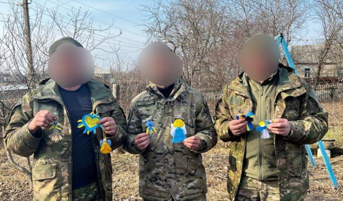 Оборонці, які стримують ворога на Донецькому напрямку, отримали гостинці. Оборонці, які стримують ворога на Донецькому напрямку, отримали гостинці.