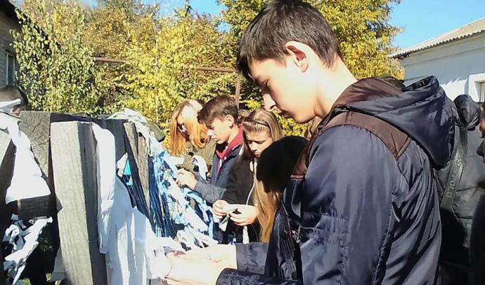 Плетіння маскувальних сіток для військовослужбовців Плетіння маскувальних сіток для військовослужбовців