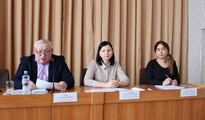 На Сватівщині обговорили нагальні питання аграріїв та бджолярів На Сватівщині обговорили нагальні питання аграріїв та бджолярів