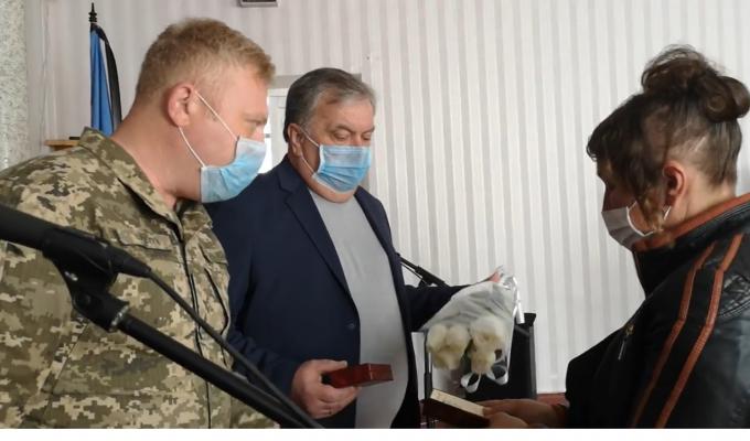 Матері загиблого учасника АТО вручили посмертну нагороду сина Матері загиблого учасника АТО вручили посмертну нагороду сина
