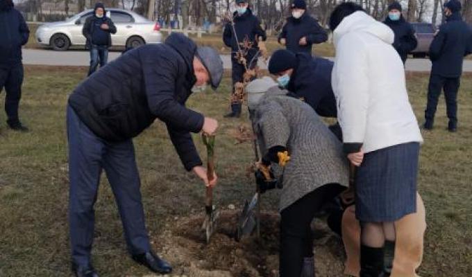 Працівники райдержадміністрації долучилися до екологічної акції в рамках проєкту Президента України «Зелена країна» Працівники райдержадміністрації долучилися до екологічної акції в рамках проєкту Президента України «Зелена країна»