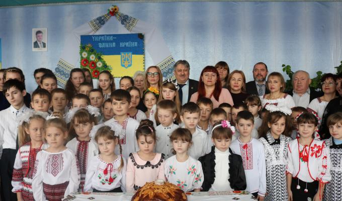 Подарунки для учнів НВК «Петрівська загальноосвітня школа I—III ст.- дошкільний навчальний заклад» 