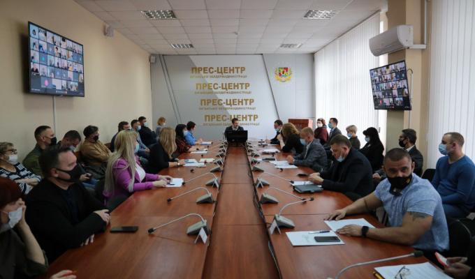 2 червня голова райдержадміністрації Олег Клименчуков особисто взяв участь в апаратній нараді, яку провів голова Луганської обласної державної адміністрації – керівник обласної військово-цивільної адміністрації Сергій Гайдай 2 червня голова райдержадміністрації Олег Клименчуков особисто взяв участь в апаратній нараді, яку провів голова Луганської обласної державної адміністрації – керівник обласної військово-цивільної адміністрації Сергій Гайдай