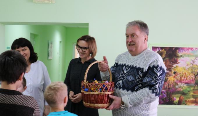 Маленькі пацієнти Сватівської лікарні отримали солодкі подарунки від очільника області Маленькі пацієнти Сватівської лікарні отримали солодкі подарунки від очільника області