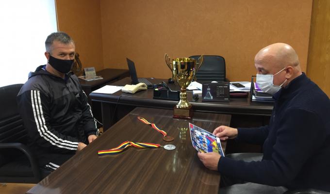 До голови райдержадміністрації Олега Сліпця завітав відомий на Сватівщині тренер, почесний громадянин Сватівського району Олександр Батраков До голови райдержадміністрації Олега Сліпця завітав відомий на Сватівщині тренер, почесний громадянин Сватівського району Олександр Батраков