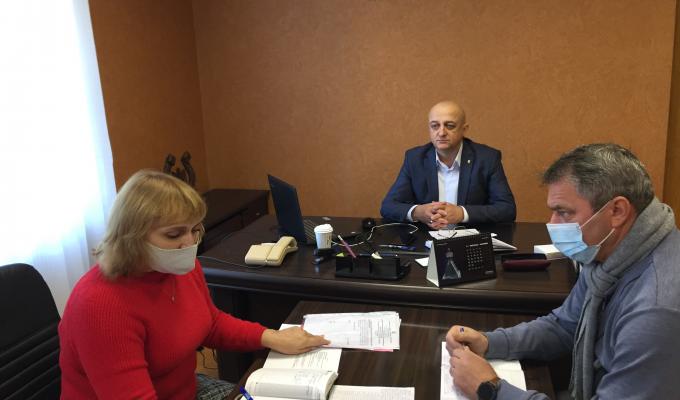 15 листопада голова райдержадміністрації Олег Сліпець провів чергову апаратну нараду з керівниками структурних підрозділів та посадовими особами, відповідальними за окремі напрямки роботи райдержадміністрації 15 листопада голова райдержадміністрації Олег Сліпець провів чергову апаратну нараду з керівниками структурних підрозділів та посадовими особами, відповідальними за окремі напрямки роботи райдержадміністрації