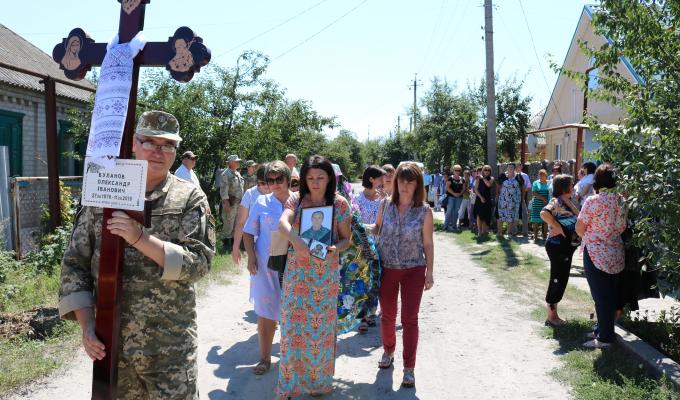 Сватівчани провели в останню путь земляка – учасника АТО Сватівчани провели в останню путь земляка – учасника АТО