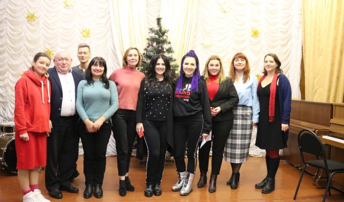 Давні традиції колядування: українські артисти співали колядки разом зі сватівськими школярами Давні традиції колядування: українські артисти співали колядки разом зі сватівськими школярами