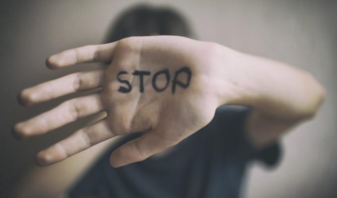 Якщо ви зіштовхнулися з насильством (фізичним, сексуальним, психологічним чи економічним) – зверніться за допомогою. Якщо ви зіштовхнулися з насильством (фізичним, сексуальним, психологічним чи економічним) – зверніться за допомогою.